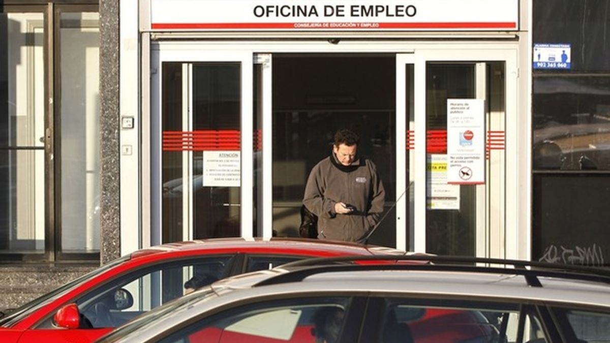 Una persona sale de una oficina del paro en Madrid
