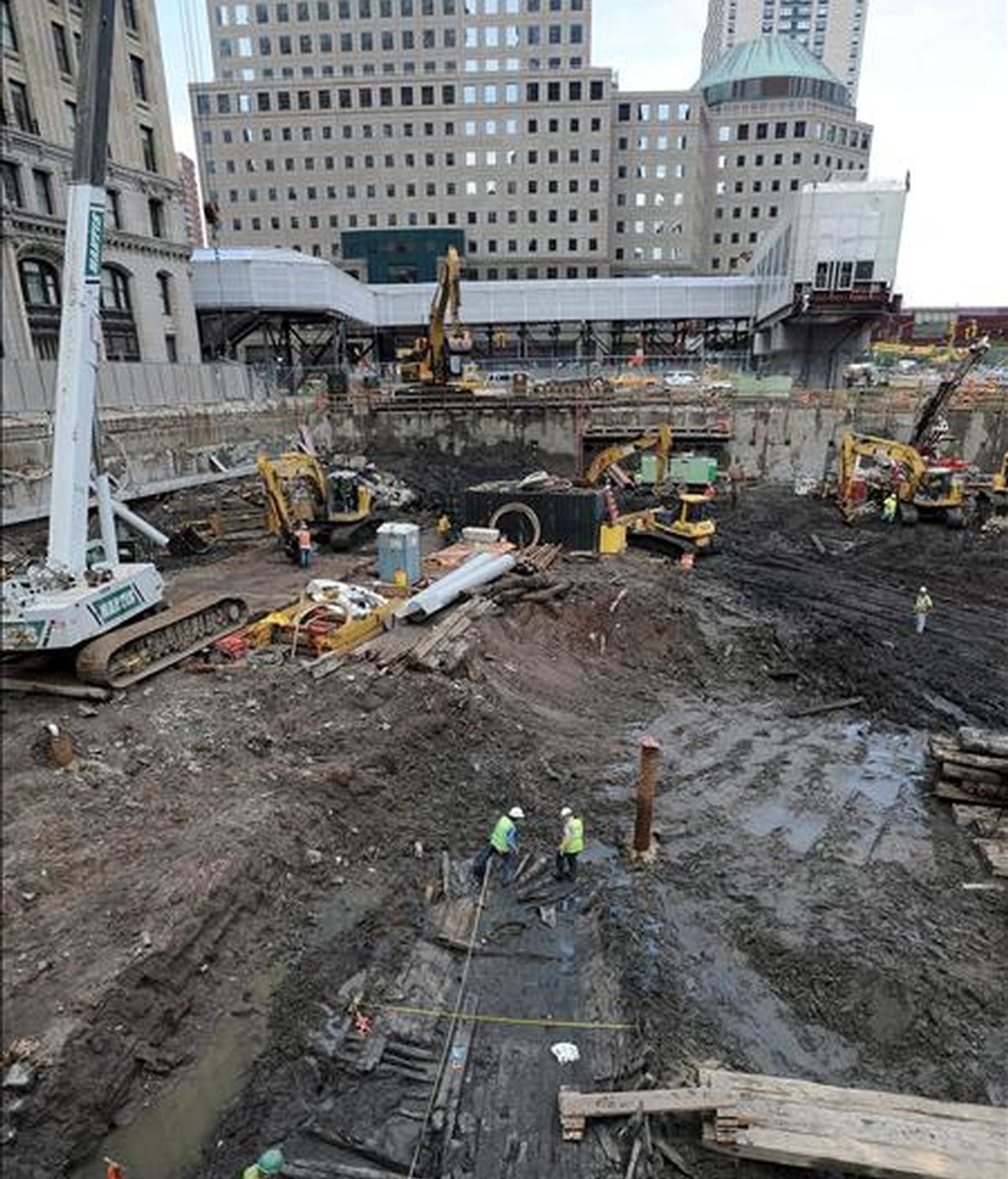 La embarcación, enterrada a una profundidad de seis a nueve metros en los terrenos donde se levantaban las Torres Gemelas, habría sido así destinada a tareas de carga, un aspecto que convierte el barco en un "ejemplo único" de un modelo utilitario, indicó el arqueólogo Warren Riess. EFE/Archivo