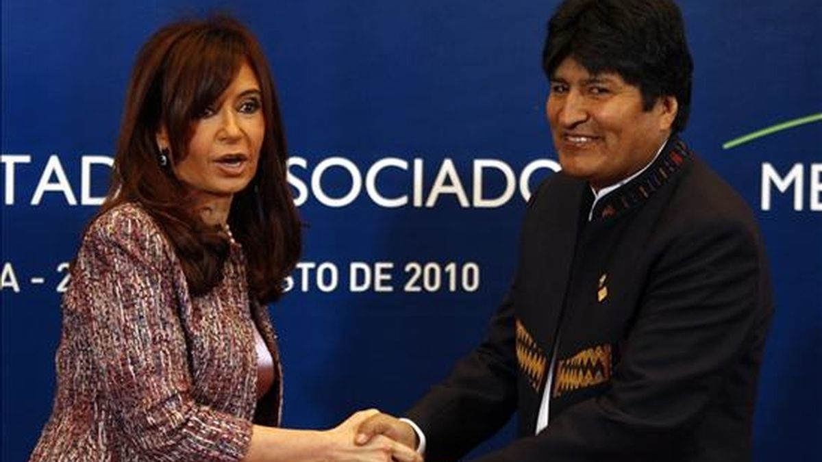 La presidenta de Argentina, Crisitna Fernández, recibe al presidente boliviano, Evo Morales, para participar de la reunión plenaria de la XXXIX Reunión del Consejo del Mercado Común y Cumbre de Jefas y Jefes de Estado del MERCOSUR y Estados Asociados. EFE