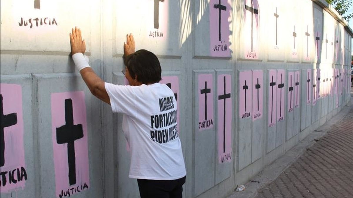 Una mujer pinta cruces en Ciudad Juarez, en homenaje a las mujeres asesinadas en la zona. EFE/Archivo