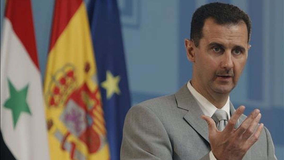 El presidente de Siria, Bachar al Asad, durante la rueda de prensa que ofreció este lunes junto al presidente del Gobierno español, José Luis Rodríguez Zapatero, tras reunirse en el palacio de la Moncloa. EFE