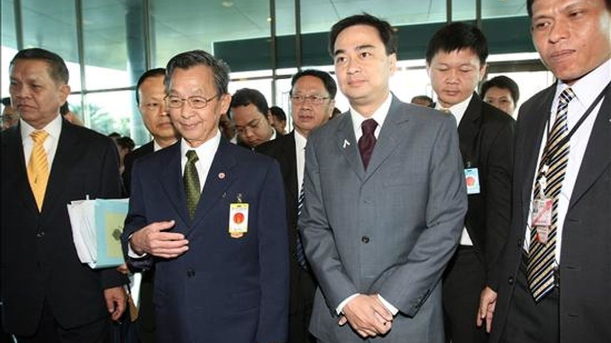 El primer ministro tailandés, Abhisit Vejjajiva (2d) y el ex primer ministro tailandés Chuan Leekpai (2i) asisten hoy, a la Corte Constitucional, en Bangkok, Tailandia, acompañados por miembros del Partido Demócrata Tailandés a espera de oir el veredicto sobre una posible disolución de su partido por vulnerar la ley de financiación de formaciones políticas. EFE