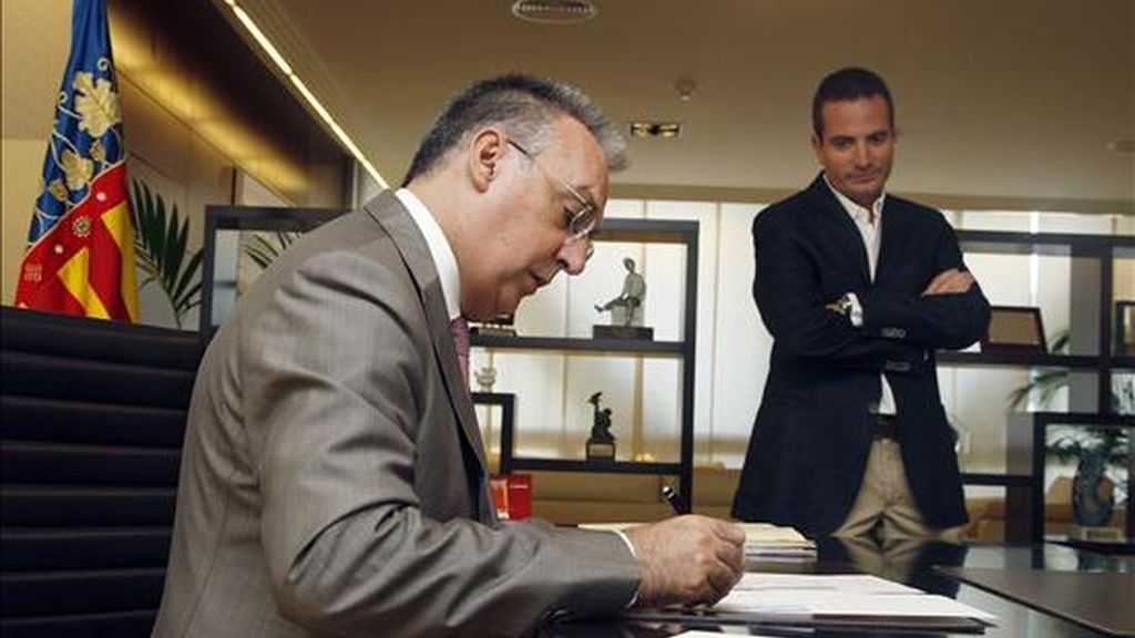 El alcalde de Benidorm, Agustín Navarro, firmando documentos en su despacho de la alcaldía. EFE/Archivo