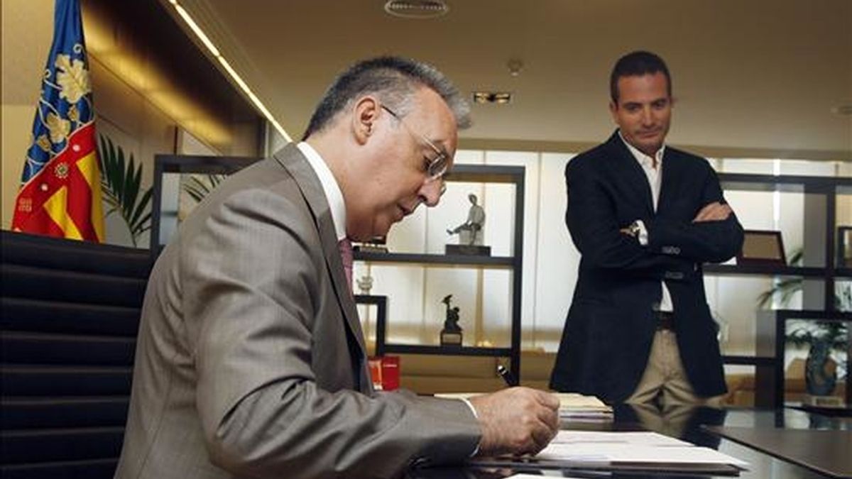 El alcalde de Benidorm, Agustín Navarro, firmando documentos en su despacho de la alcaldía. EFE/Archivo
