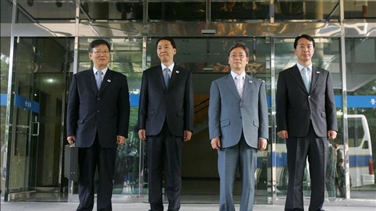El líder de la delegación de Corea del Sur Kim Young-tak (2d) posa junto a miembros de su equipo este 19 de junio de 2009, antes de viajar a Corea del Norte en Seúl (Corea del Sur). EFE