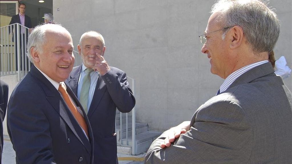 Fotografía facilitada por el Hospital de Molina de Segura que muestra al científico inmunólogo Manuel Elkin Patarroyo (i), junto al director de la Fundación de Estudios Médicos de Molina de Segura, Manuel Segovia (c), y el director del centro médico, Pedro Hernández, momentos antes de la rueda de prensa en la que ha afirmado que su nueva vacuna contra la malaria Colfavac (Colombian falciparum vaccine) se probará en humanos en junio de 2012. EFE Fotografía facilitada por el Hospital de Molina de Segura que muestra al científico inmunólogo Manuel Elkin Patarroyo (i), junto al director de la Fundación de Estudios Médicos de Molina de Segura, Manuel Segovia (c), y el director del centro médico, Pedro Hernández, momentos antes de la rueda de prensa en la que ha afirmado que su nueva vacuna contra la malaria Colfavac (Colombian falciparum vaccine) se probará en humanos en junio de 2012. EFE