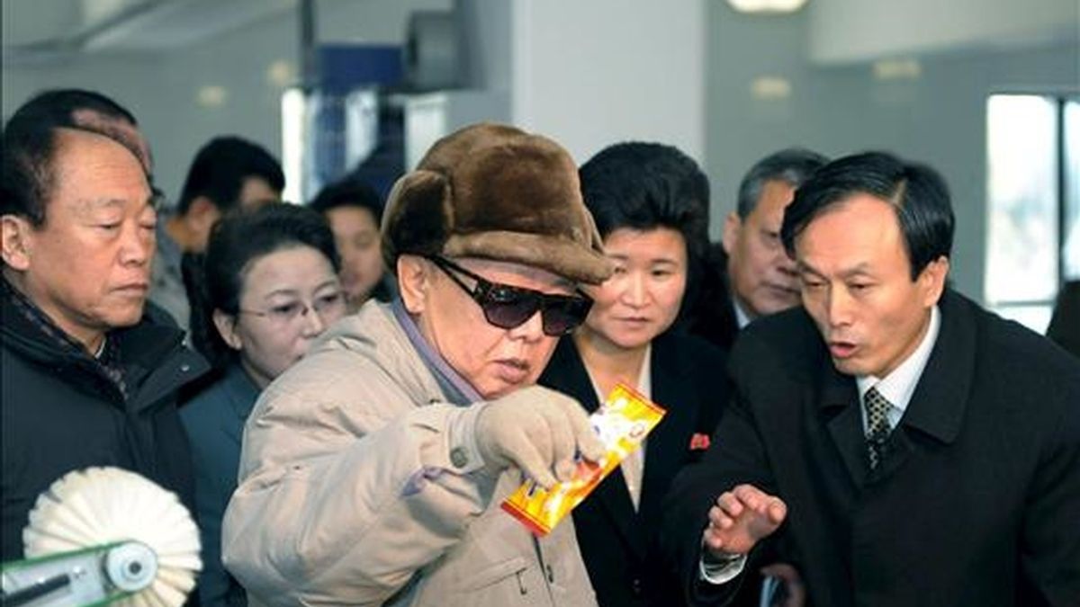 Una fotografía sin fecha facilitada por la agencia de noticias norcoreana KCNA que muestra al líder norcoreano Kim Jong-il (c) mientras inspecciona la fábrica de alimentos Sonhung en Pyongyang, Corea del Norte. EFE/Archivo