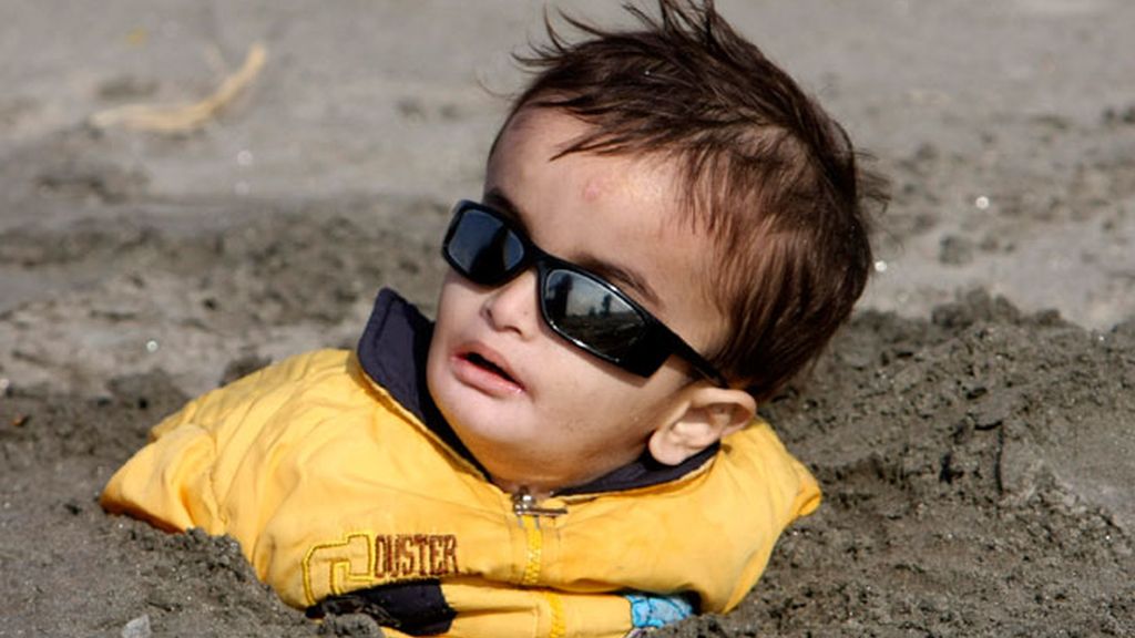 Entierran a sus hijo para ver el eclipse de sol en Pakistán