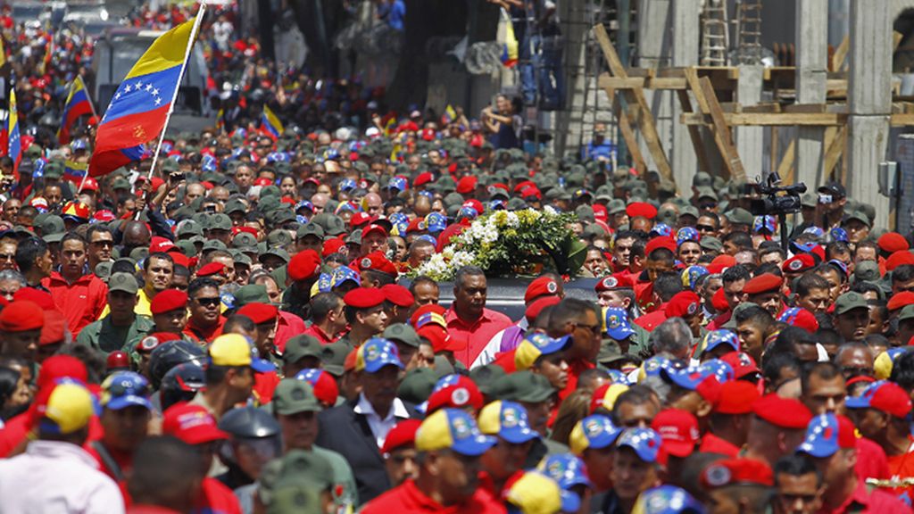Una marea roja acompaña al féretro de Chávez en su traslado a la Academia militar