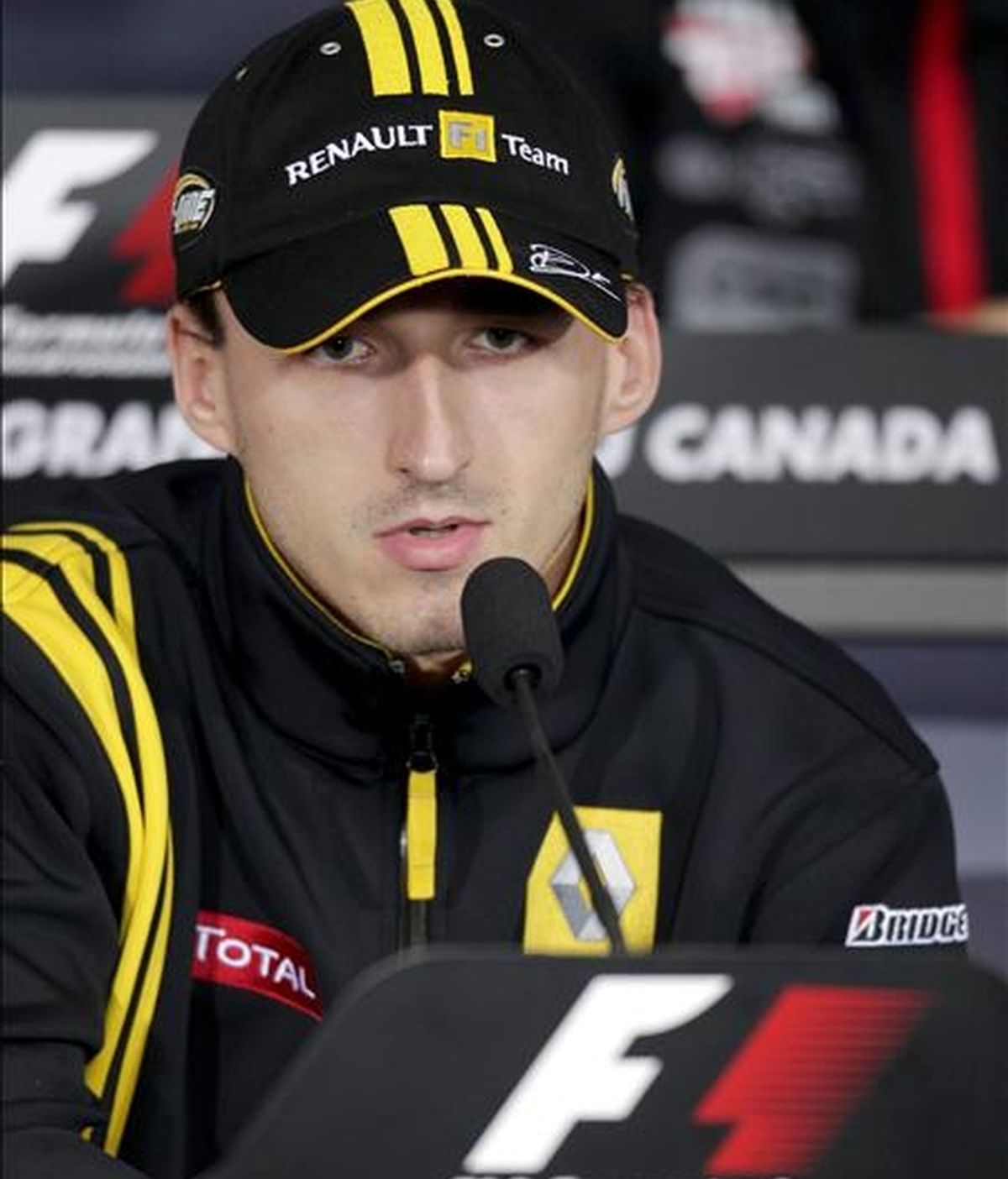 El polaco Robert Kubica (Renault) habla con periodistas durante una rueda de prensa en las instalaciones del circuito Gilles Villeneuve de Montreal, Canadá. EFE/Archivo