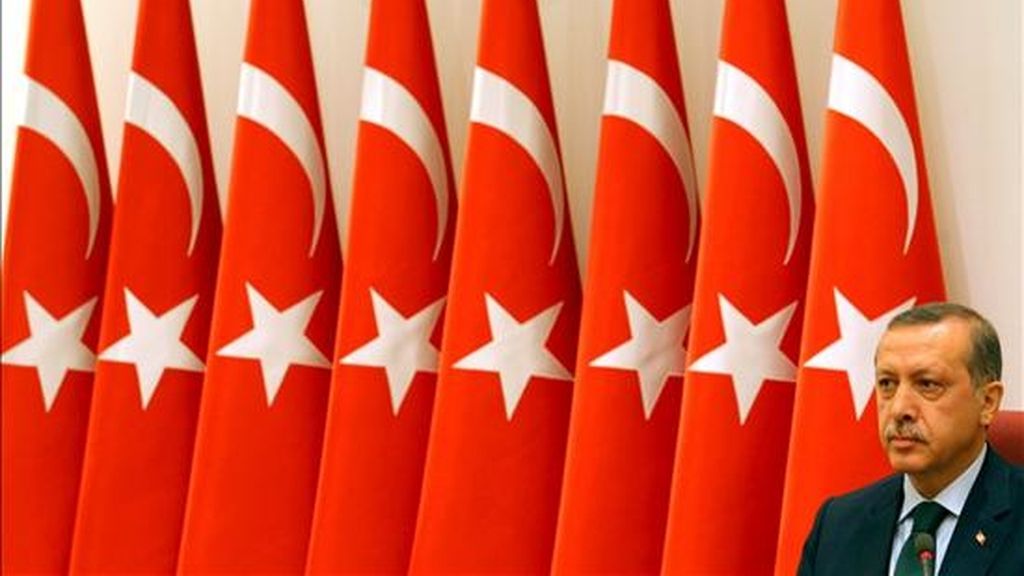 El primer ministro turco, Recep Tayyip Erdogan, el domingo, en la reunión del Consejo Supremo Militar (YAS) de Turquía, para decidir nuevos nombramientos en el mando del Ejército, en Ankara (Turquía). EFE El primer ministro turco, Recep Tayyip Erdogan, el domingo, en la reunión del Consejo Supremo Militar (YAS) de Turquía, para decidir nuevos nombramientos en el mando del Ejército, en Ankara (Turquía). EFE