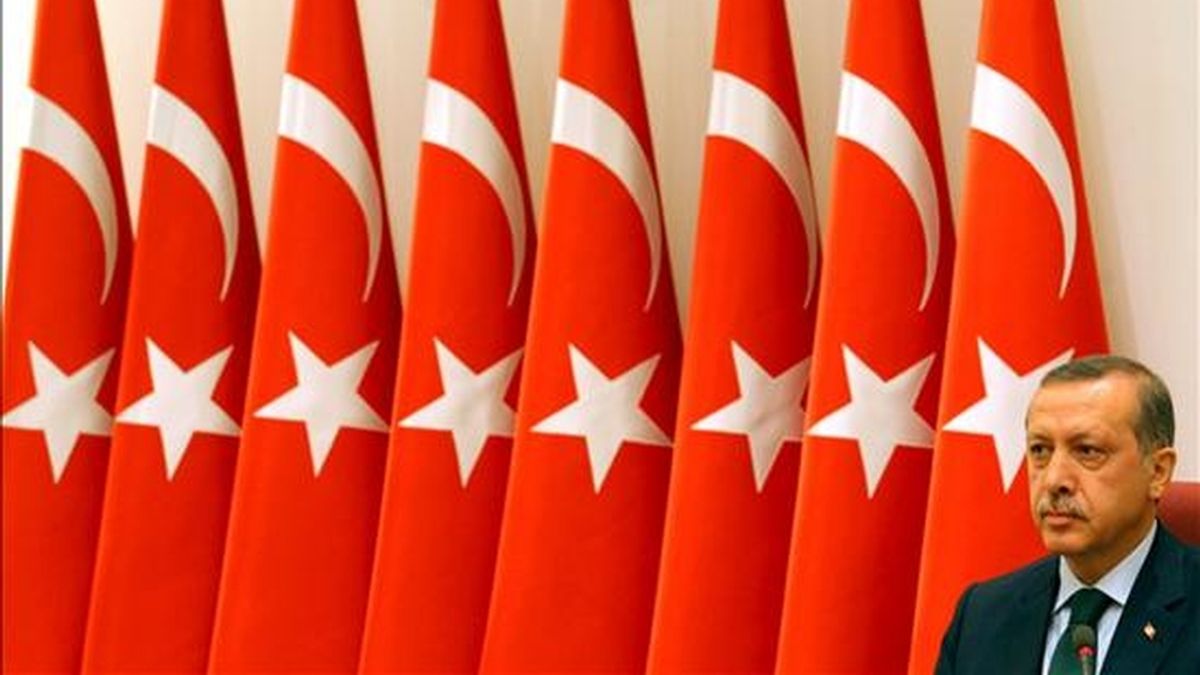 El primer ministro turco, Recep Tayyip Erdogan, el domingo, en la reunión del Consejo Supremo Militar (YAS) de Turquía, para decidir nuevos nombramientos en el mando del Ejército, en Ankara (Turquía). EFE