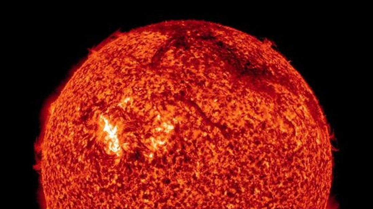 Una imagen de rayos X tomada el domingo 1 de agosto por el laboratorio dinámico solar de la NASA (SDO, por sus siglas en inglés) y que muestra una erupción en la superficie del Sol. EFE