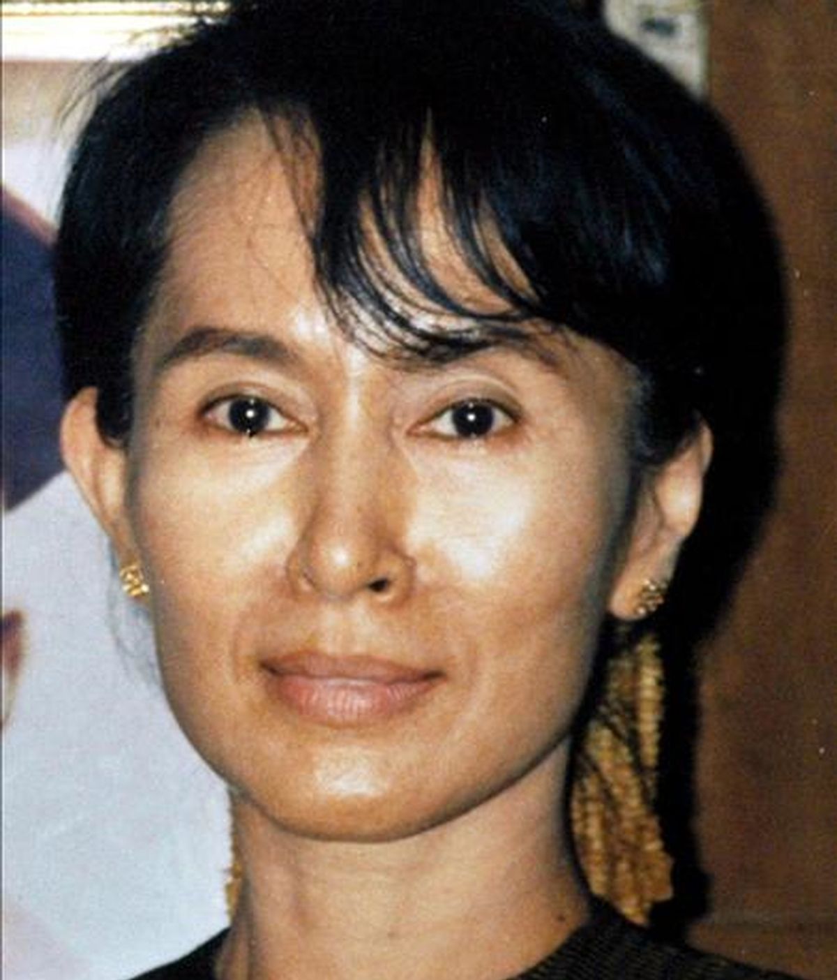 Fotograía de archivo de 2002 que muestra a la líder de la oposición birmana y Premio Nobel de la Paz en 1991, Aung San Suu Kyi. La opositora cumple 64 años hoy, 19 de junio. Desde el 14 de mayo permanece detenida, acusada de violar las condiciones del arresto domiciliario, una pena que ha sufrido más de 13 años en las últimas dos décadas por pedir de manera pacífica reformas democráticas. EFE