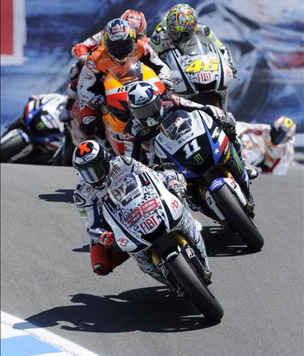 Jorge Lorenzo (frente), y Ben Spies (d), compiten este 25 de julio en el Gran Premio de Estados Unidos de MotoGP que se disputó en el circuito de Laguna Seca, en Monterey, California (EE.UU.). EFE