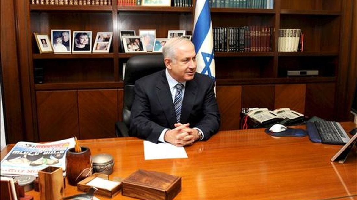 El primer ministro israelí, Benjamin Netanyahu, en su oficina de Jerusalén (Israel) el pasado 2 de abril. Netanyahu asumió el 1 de abril, las riendas del gobierno de Israel. EFE/Archivo