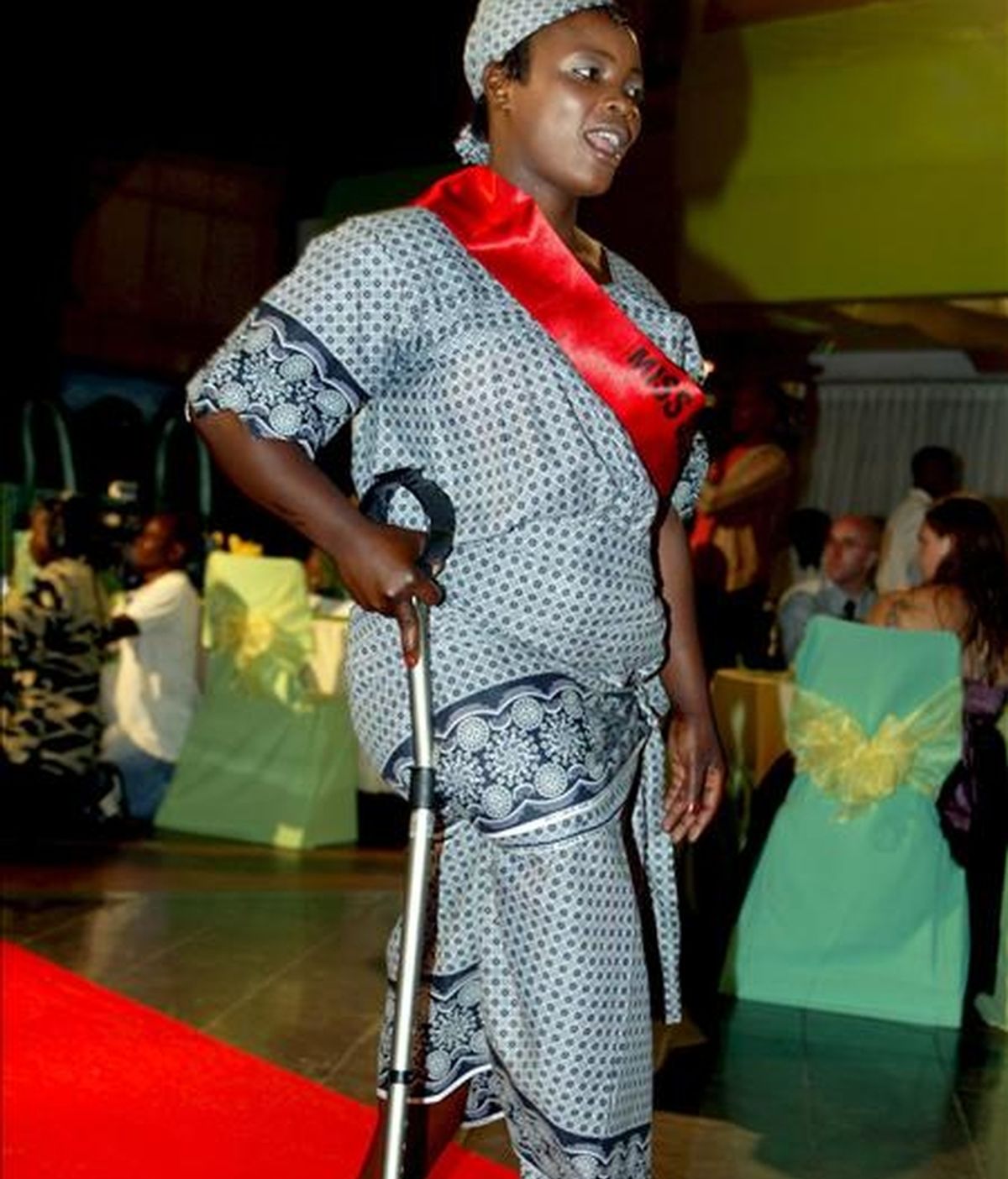 Una mujer, participa en el concurso "Miss Sobreviviente de Minas antipersona" celebrado en Angola, en abril de 2008. EFE/Archivo