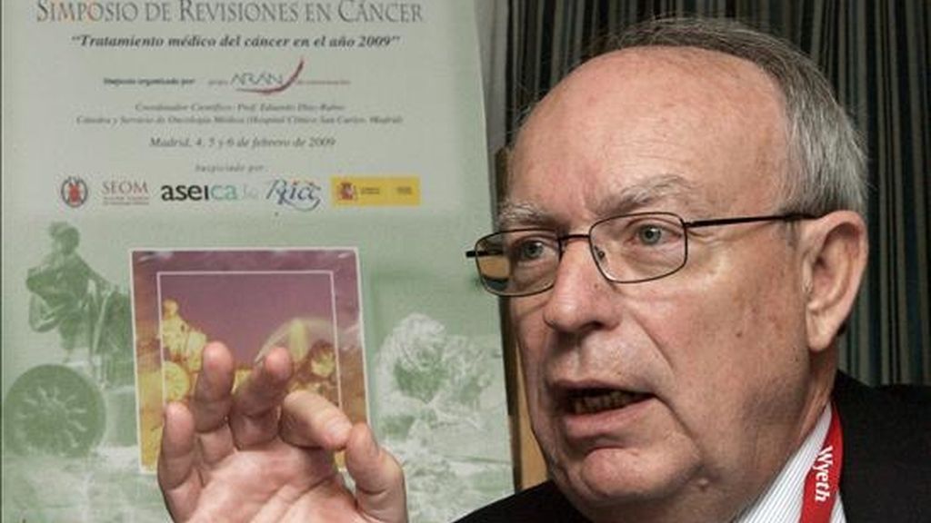 El jefe de Oncología del Hospital Clínico San Carlos, Eduardo Díaz-Rubio, durante la reunión que los mejores oncólogos españoles han mantenido hoy en la capital. EFE El jefe de Oncología del Hospital Clínico San Carlos, Eduardo Díaz-Rubio, durante la reunión que los mejores oncólogos españoles han mantenido hoy en la capital. EFE