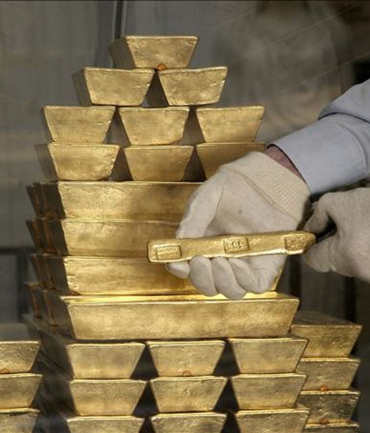 El precio de la onza de oro superó hoy la barrera de los 1.300 dólares en el mercado de Londres en su imparable escalada desde principios de año, un periodo en el que el valor del metal dorado se ha incrementado un 17,4 por ciento. EFE/Archivo