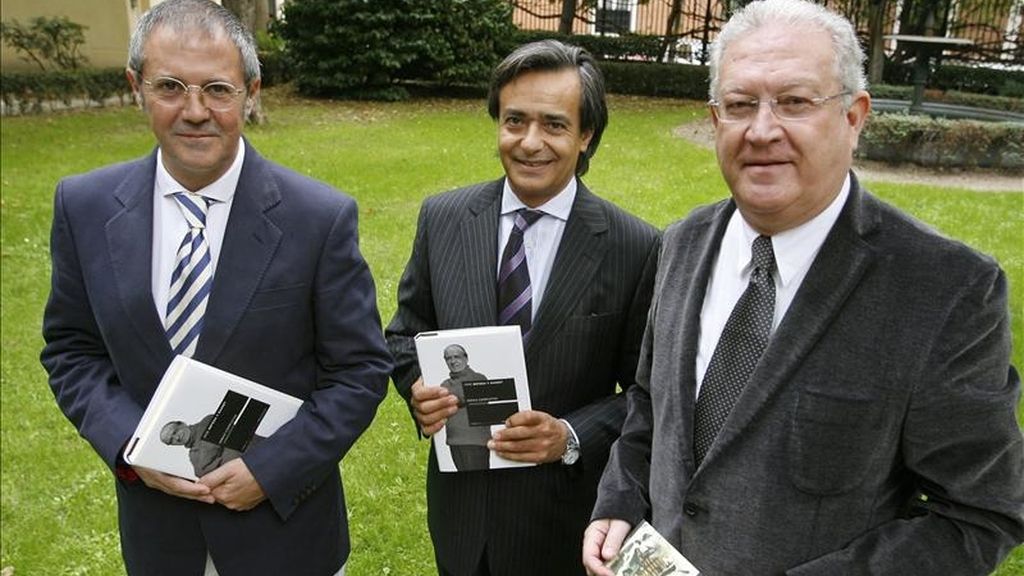 De izquierda a derecha, el director de la Cátedra Archivos de Literatura Latinoamericana de la Unesco, Fernando R. Lafuente; el secretario general de la Fundación José Ortega y Gasset, Jesús Sánchez Lambás, y el escritor Juan José Armas Marcelo, durante la presentación del volumen VII de las obras completas de Ortega y Gasset. EFE/Archivo De izquierda a derecha, el director de la Cátedra Archivos de Literatura Latinoamericana de la Unesco, Fernando R. Lafuente; el secretario general de la Fundación José Ortega y Gasset, Jesús Sánchez Lambás, y el escritor Juan José Armas Marcelo, durante la presentación del volumen VII de las obras completas de Ortega y Gasset. EFE/Archivo