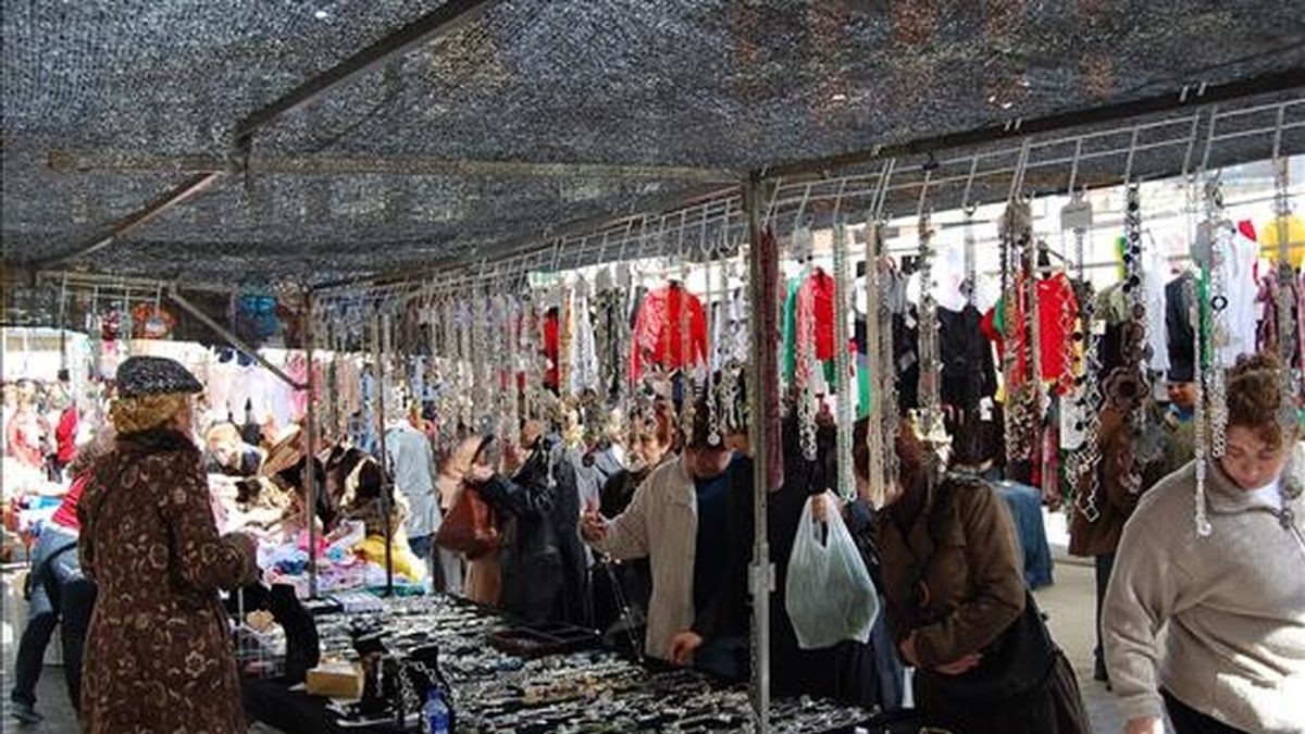 Un grupo de mujeres observa la bisutería que se vende en uno de los puestos de un mercadillo ambulante. EFE/Archivo