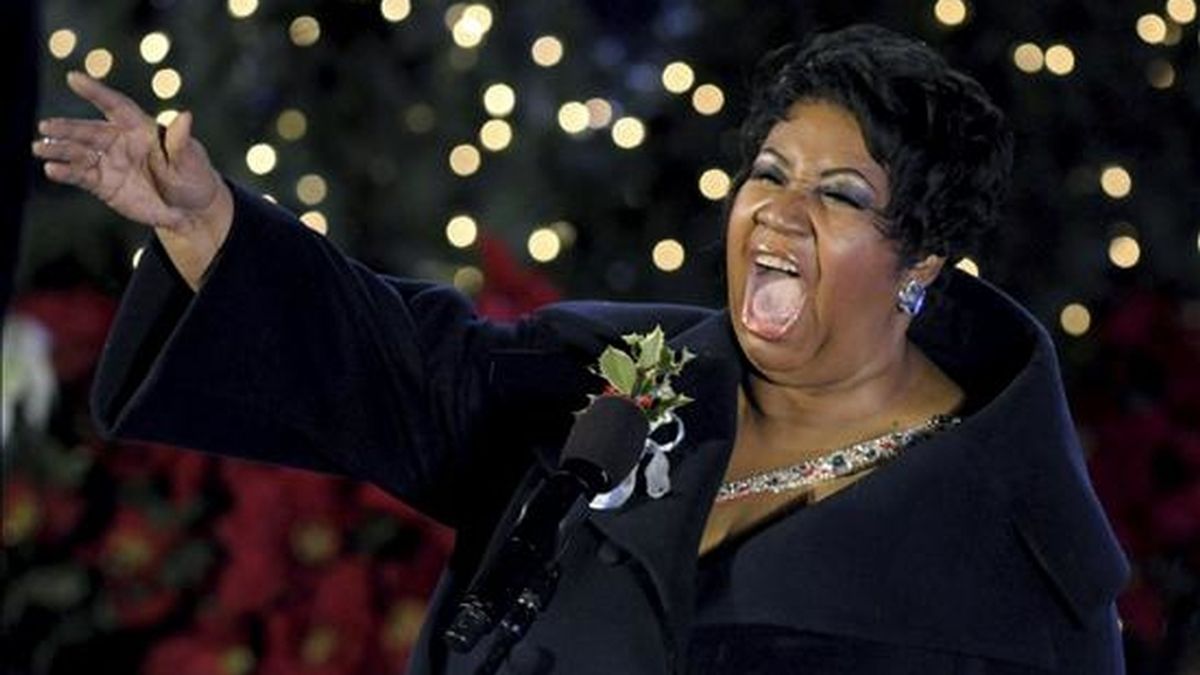 Fotografía de archivo que muestra a la cantante de soul Aretha Franklin durante su actuación en la ceremonia anual del Árbol de Navidad de Rockefeller Center en Nueva York (Estados Unidos). EFE/Archivo