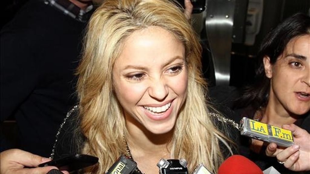 La cantante colombiana Shakira responde las preguntas de los periodistas este 23 de septiembre a su salida de una reunión con el presidente de Colombia, Juan Manuel Santos, en Nueva York (EE.UU.). EFE La cantante colombiana Shakira responde las preguntas de los periodistas este 23 de septiembre a su salida de una reunión con el presidente de Colombia, Juan Manuel Santos, en Nueva York (EE.UU.). EFE