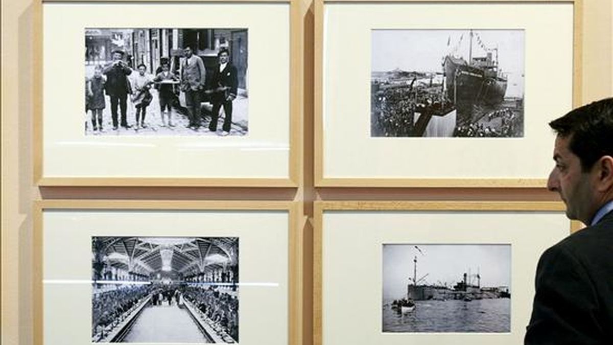 Un hombre observa varias fotografías que se muestra en la exposición "València: 1900-1936. Coleccions ABC" que se ha inaugurado hoy en el MuVIM. EFE
