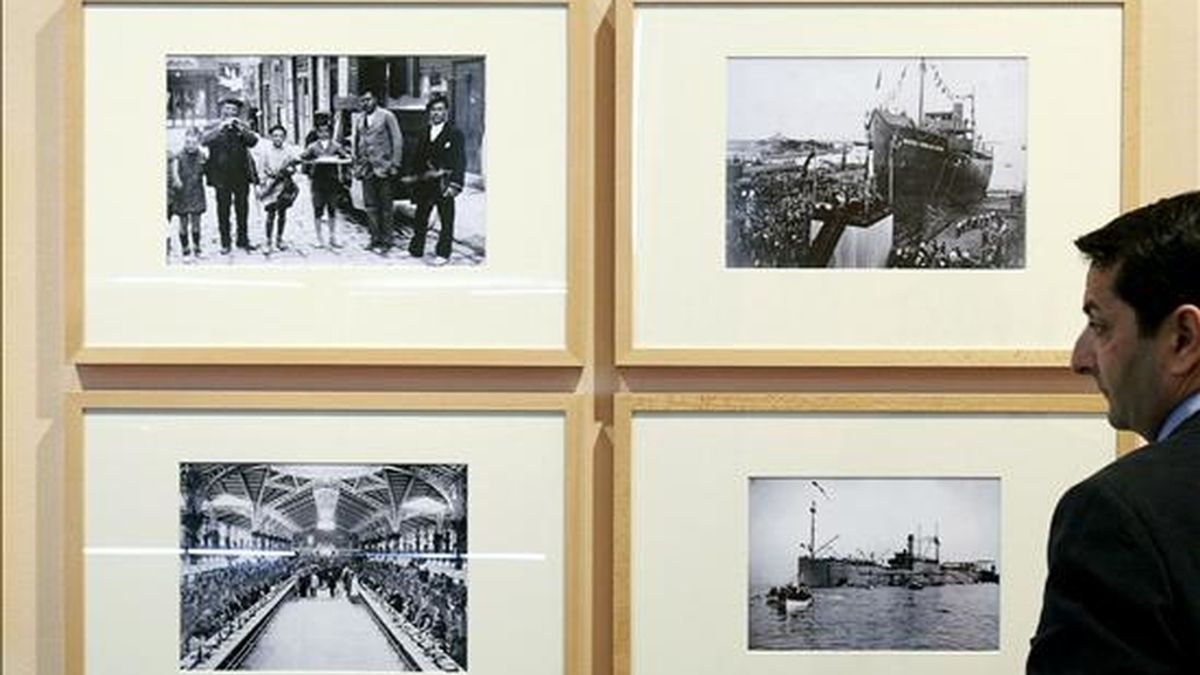 Un hombre observa varias fotografías que se muestra en la exposición "València: 1900-1936. Coleccions ABC" que se ha inaugurado hoy en el MuVIM. EFE Un hombre observa varias fotografías que se muestra en la exposición "València: 1900-1936. Coleccions ABC" que se ha inaugurado hoy en el MuVIM. EFE