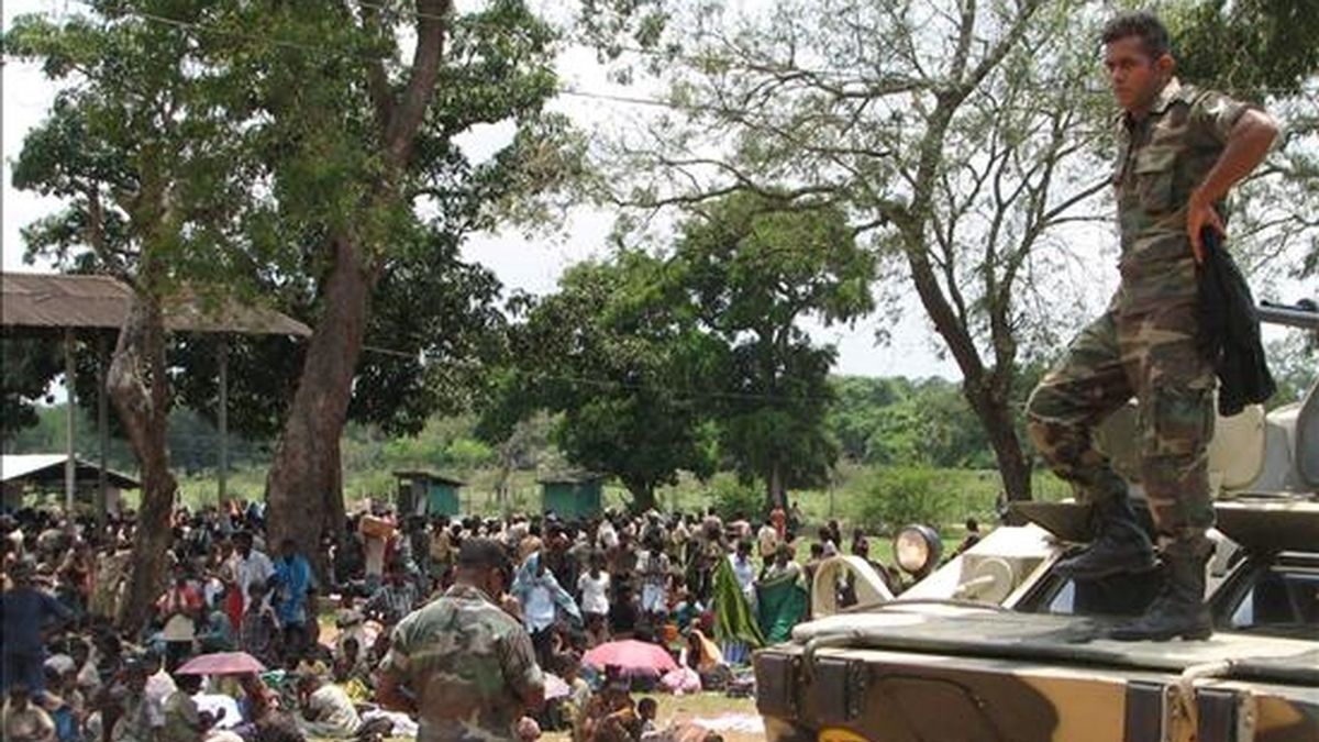 Civiles recién liberados por el ejército de Sri Lanka tras ser secuestrados por la guerrilla tamil, esperan recibir alimentos y ayuda, ayer 22 de abril. EFE/Archivo