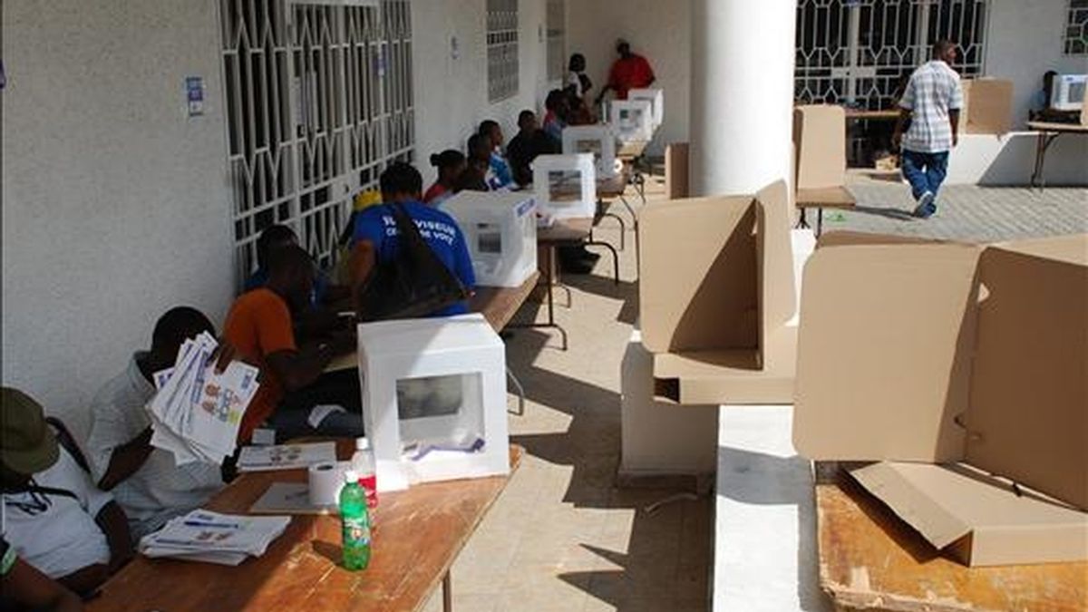 Imagen de este domingo de un puesto de votación casi vacío en las elecciones senatoriales de haití.
