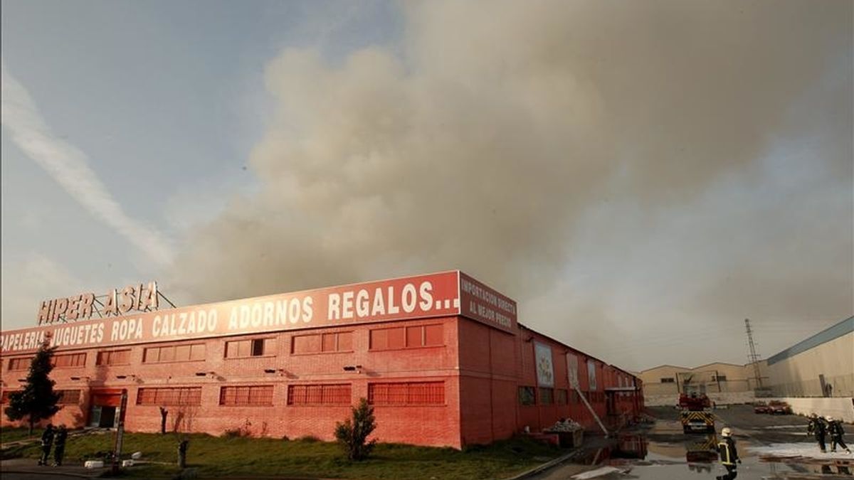 Fachada exterior del hipermercado chino en Valdemoro donde se declaró el incendio. EFE/Emilio Naranjo