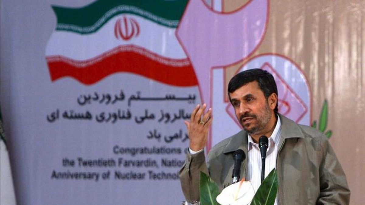 El presidente iraní, Mahmud Ahmadineyad, pronuncia un discurso con motivo de la celebración del Día Nacional de Tecnología Nuclear en la Organización Atómica el pasado 9 de abril en Teherán (Irán). EFE/President Official Website