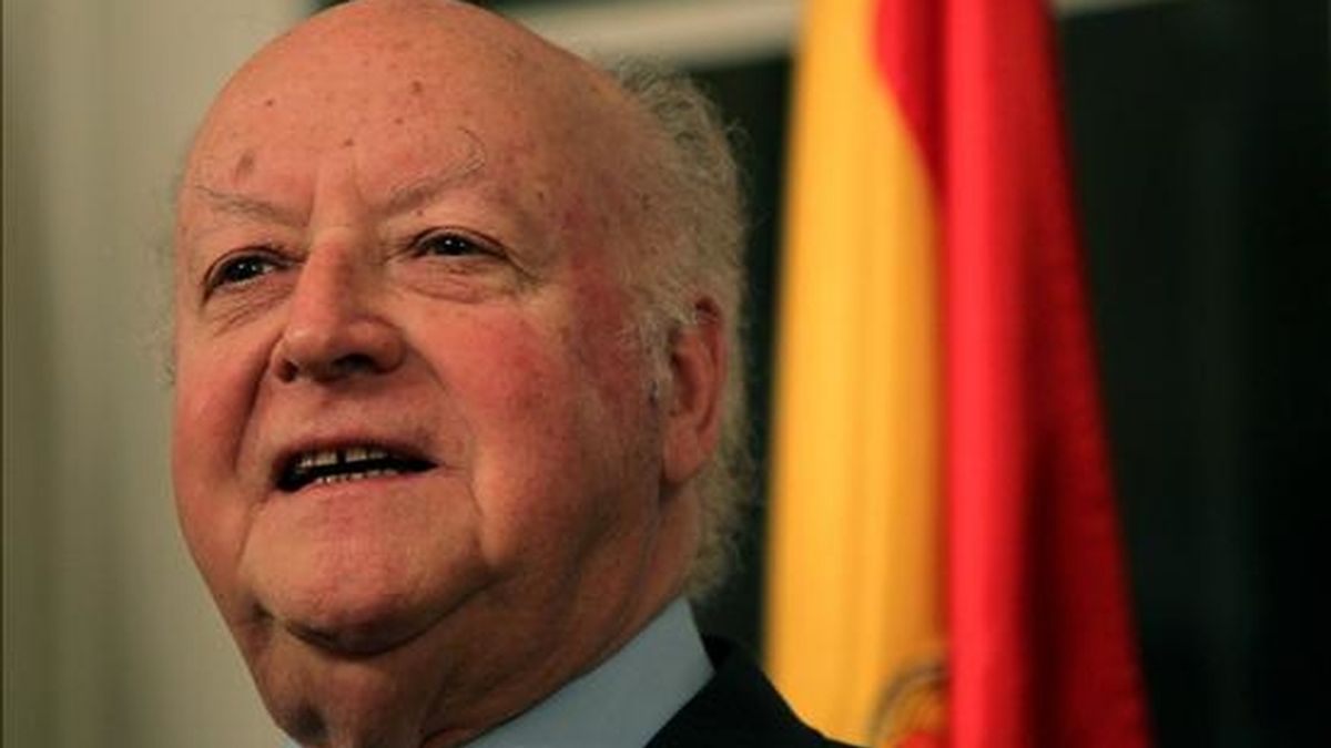 El embajador de Chile en Francia, Jorge Edwards, escritor y premio Cervantes 1999, habla durante un acto en Santiago de Chile en el que se le hizo entrega del pasaporte español. EFE El embajador de Chile en Francia, Jorge Edwards, escritor y premio Cervantes 1999, habla durante un acto en Santiago de Chile en el que se le hizo entrega del pasaporte español. EFE