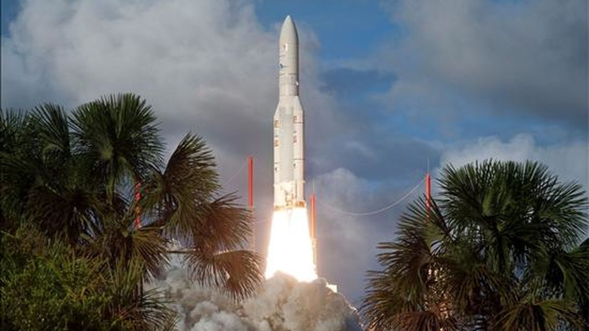 Fotografía cedida en la que se observa el cohete Ariane-5 al despegar de la plataforma de la Agencia Espacial Europea en Kourou (Guayana Francesa). El Ariane-5 pondrá en órbita dos satélites de comunicaciones para África y Medio Oriente. EFE