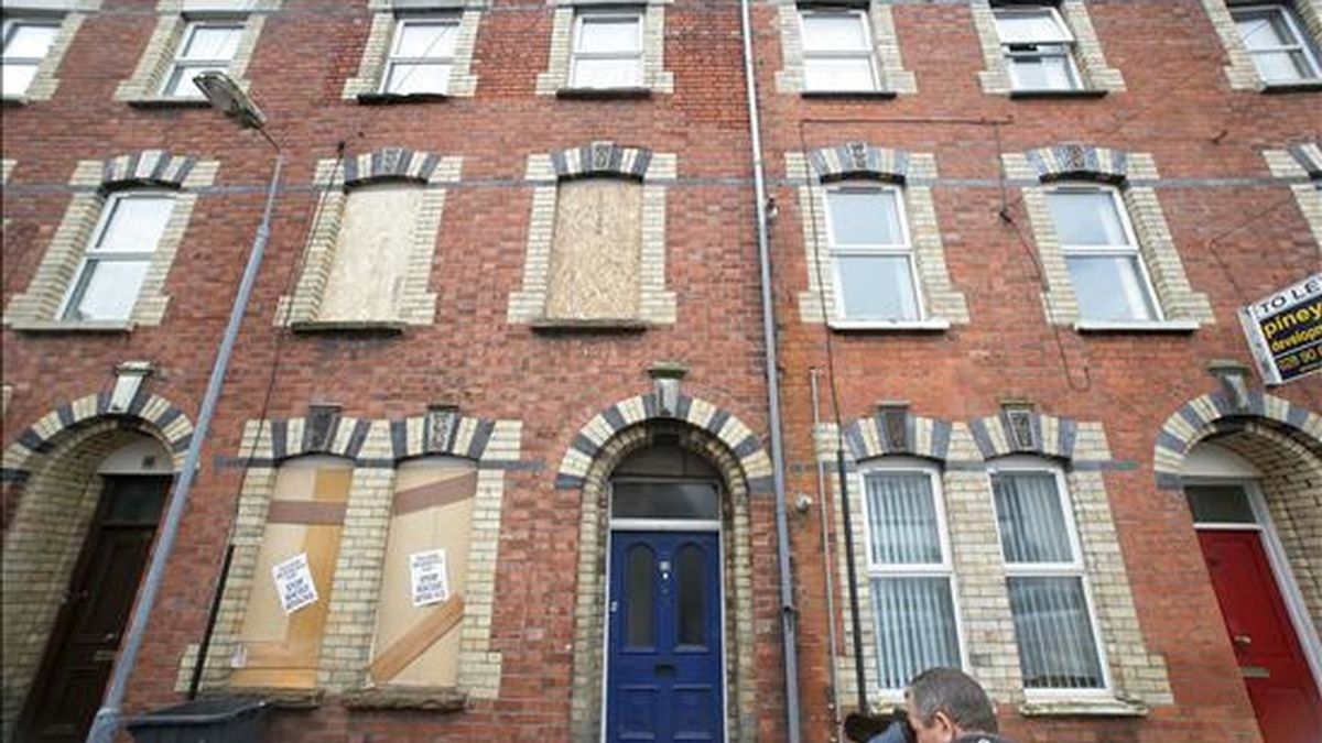 Vista de una de las viviendas ocupadas por ciudadanos rumanos que fueron atacadas la madrugada del martes, 17 de junio, en el área de Lisburn, al sur de Belfast, Irlanda del norte. EFE/Archivo