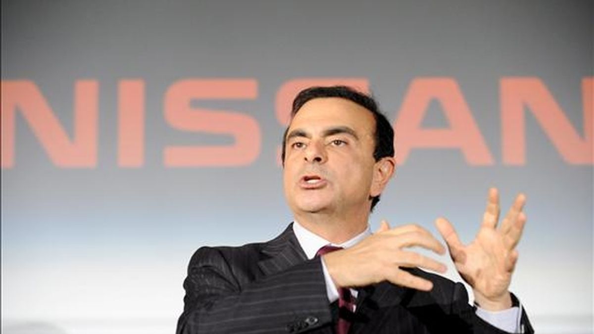 El director general de Nissan, Carlos Ghosn, da una conferencia de prensa hoy para presentar los resultados financieros en la sede de la compañía en Tokio. Ghosn anunció que el fabricante japonés registrará pérdidas por primera vez en nueve años debido al descenso mundial de la demanda de coches y al alto valor del yen. EFE