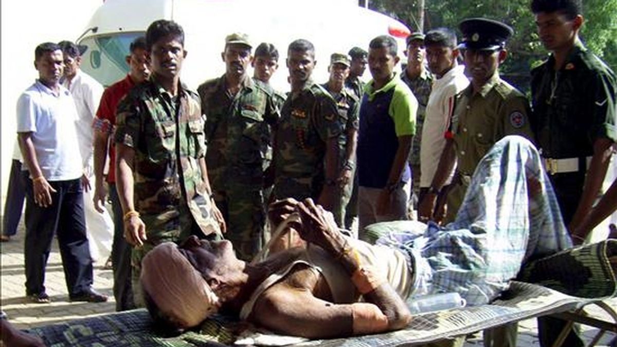 Un herido es trasladado a un hospital de Anuradhapura, a 22 kms al norte de Colombo, hoy lunes 9 de febrero, tras el atentado suicida perpetrado por una miembro del movimiento Tigres para la Liberación de la Patria Tamil (LTTE) junto a un Centro de Personas Desplazas (IDP) en Mullaittivu, a 342 kms al norte de la capital ceilandesa. EFE