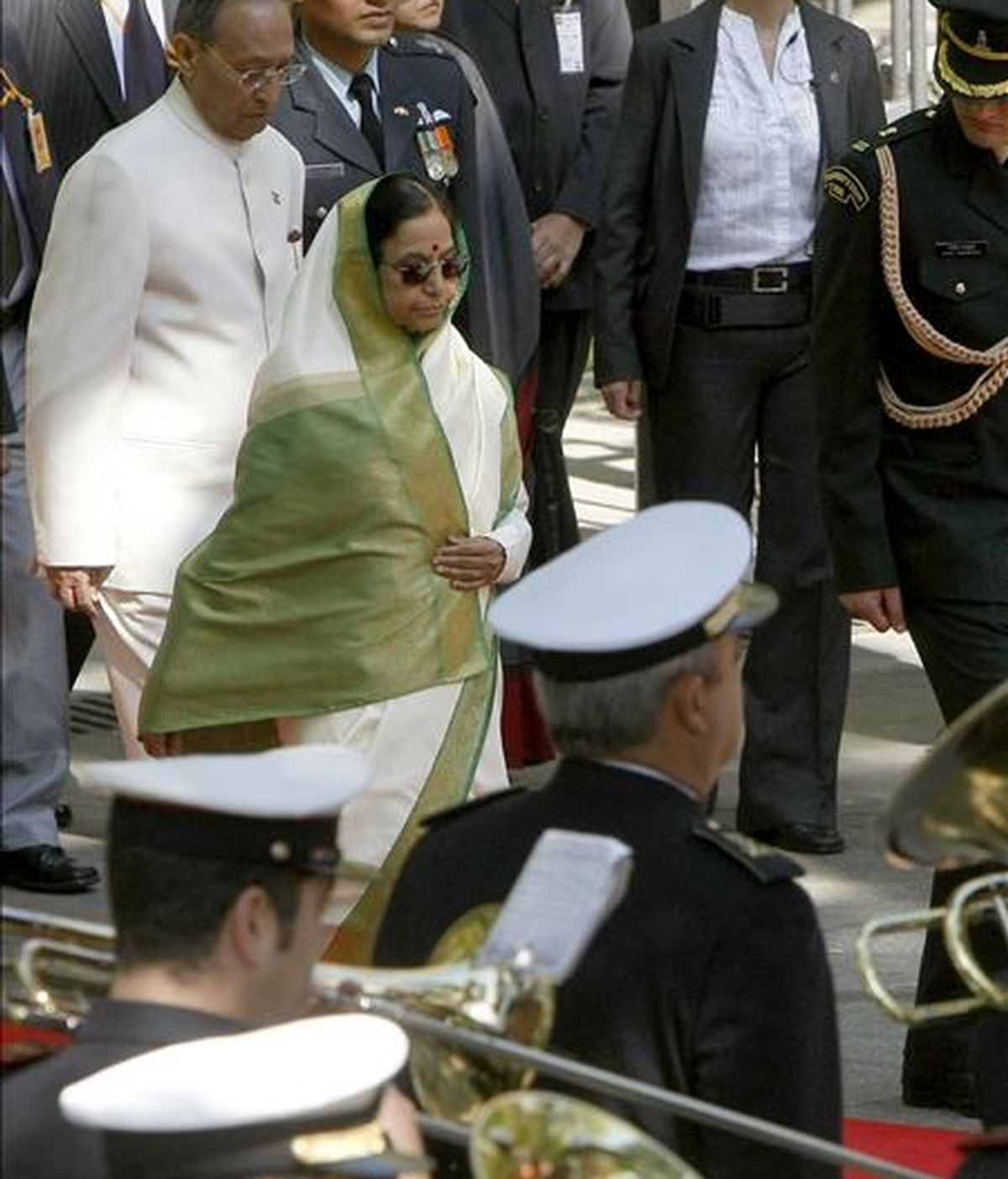 La presidenta de la India, Pratibha Patil, que comenzó hoy la agenda de actos de su visita oficial a España, acompañada de su esposo, Devi Singh Shekhawat, durante su participación en un homenaje a los que dieron la vida por la patria, en la Plaza de la Lealtad. EFE