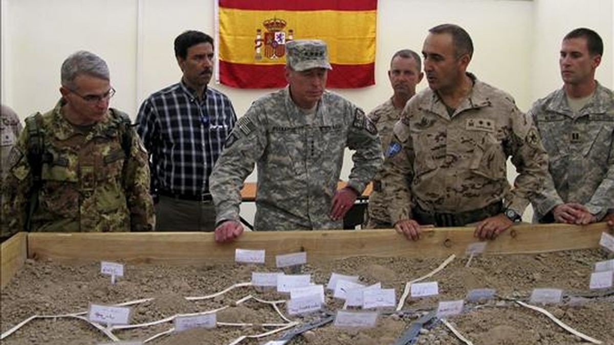 El comandante jefe de la Fuerza Internacional de Asistencia a la Seguridad en Afganistán (ISAF), David Petraeus (c), escuchando las explicaciones del teniente coronel Castellanos (2d) durante una visita este lunes a la Base de Apoyo Principal española en Qala-i-Naw. EFE