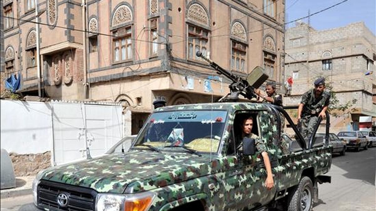 Militares yemeníes patrullan las calles de Saná (Yemen). EFE/Archivo