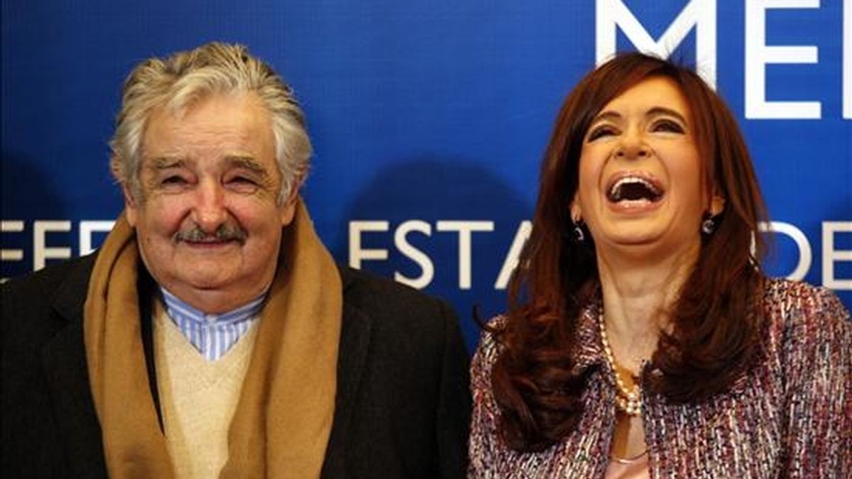 La presidenta de Argentina, Crisitna Fernández, recibe a su par de Uruguay, José Mujica, para participar de la reunión plenaria de la XXXIX Reunión del Consejo del Mercado Común y Cumbre de Jefas y Jefes de Estado del MERCOSUR y Estados Asociados. EFE