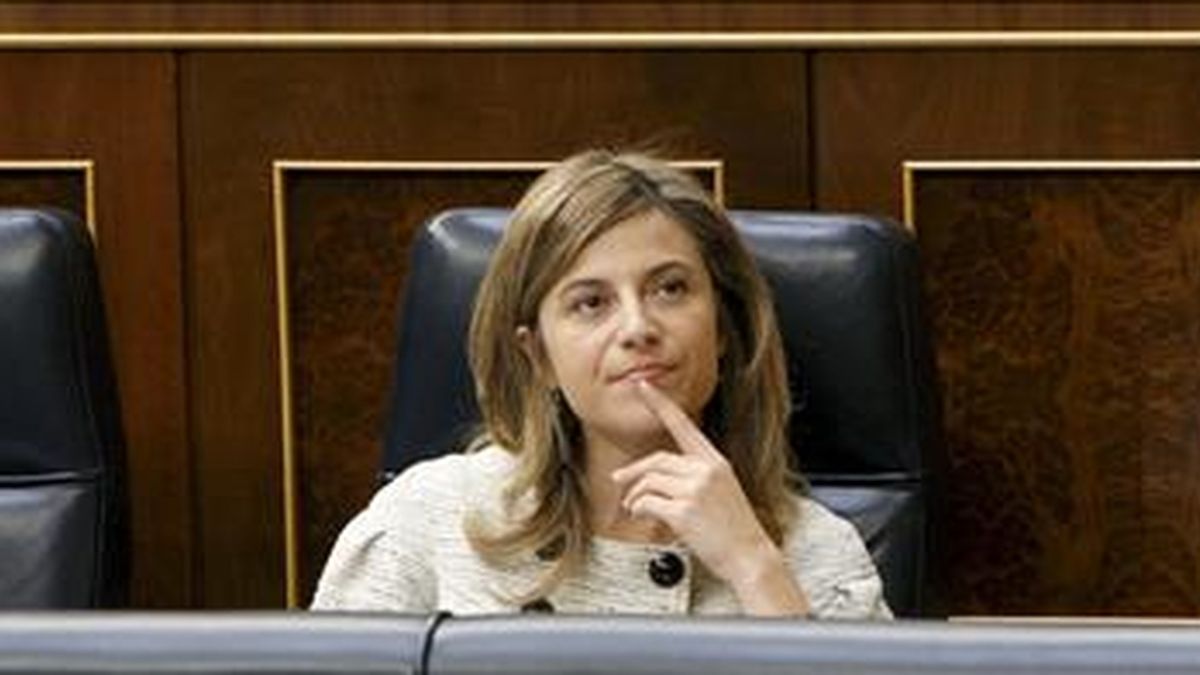 La ministra de Igualdad, Bibiana Aído, durante la sesión de control al Ejecutivo que se celebra en el Congreso, y en la que se habla, entre otros asuntos, de las críticas del Banco de España al aumento del déficit público. EFE