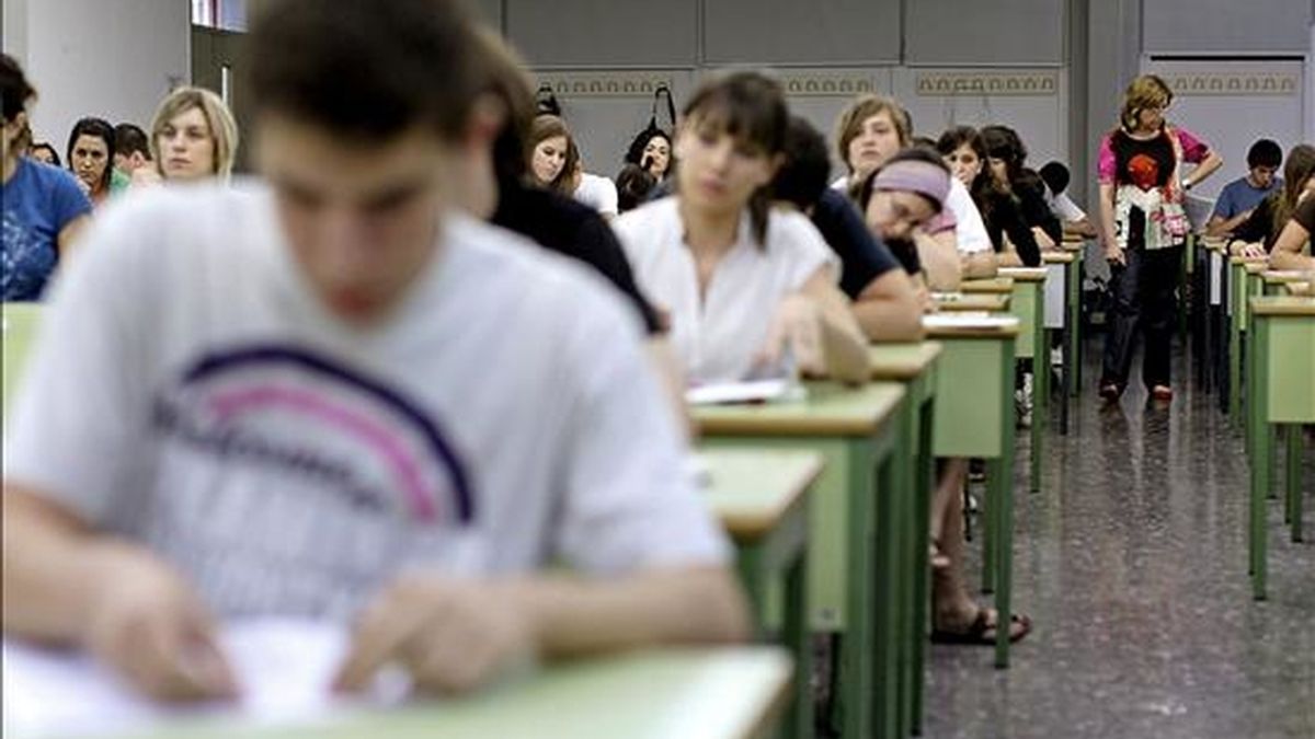 Una profesora observa a los estudiantes mientras hacen un examen. EFE/Archivo