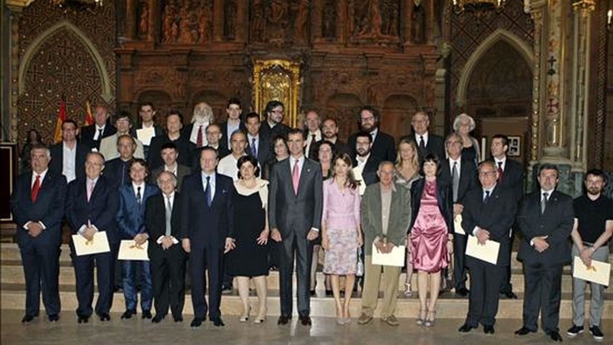 Los Príncipes de Asturias, en la foto de familia tras el acto de entrega de los Premios Nacionales de Cultura 2008 celebrado hoy en la Iglesia de San Pedro, en Teruel. EFE