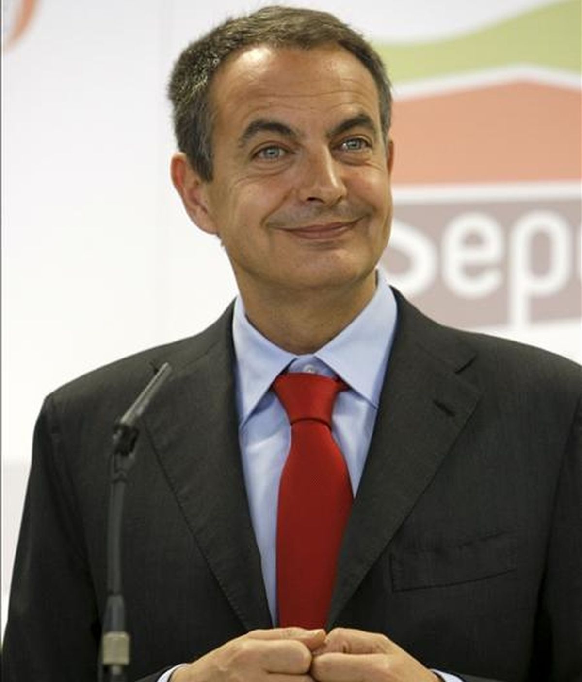 El presidente del Gobierno, José Luis Rodríguez Zapatero, durante la conferencia de prensa que ofreció hoy antes de visitar la sede de la Entidad Pública Empresarial de Suelo (SEPES), con motivo de su 50 aniversario. EFE