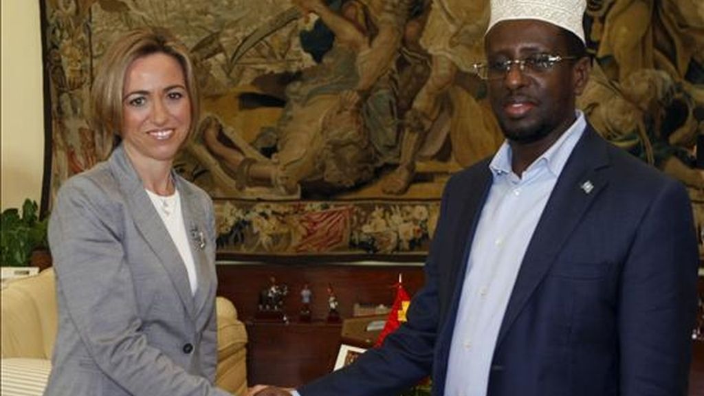 La ministra de Defensa, Carme Chacón, saluda al presidente del Gobierno de Transición de Somalia, Sheikh Sharif Ahmed Sharif, con quien se reunió hoy en Madrid para abordar la situación de la piratería en el Índico. EFE La ministra de Defensa, Carme Chacón, saluda al presidente del Gobierno de Transición de Somalia, Sheikh Sharif Ahmed Sharif, con quien se reunió hoy en Madrid para abordar la situación de la piratería en el Índico. EFE