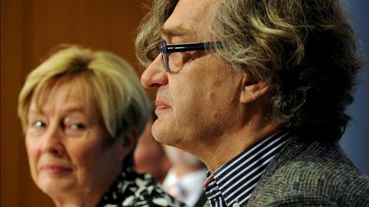 Christine Bergmann (i), la encargada del gobierno federal alemán para la investigación de los abusos sexuales, y el director Wim Wenders (d) presentan una campaña contra los malos tratos a niños en Berlín, Alemania, el martes 21 de septiembre de 2010. Wenders grabó dos espacios publicitarios para la campaña. EFE