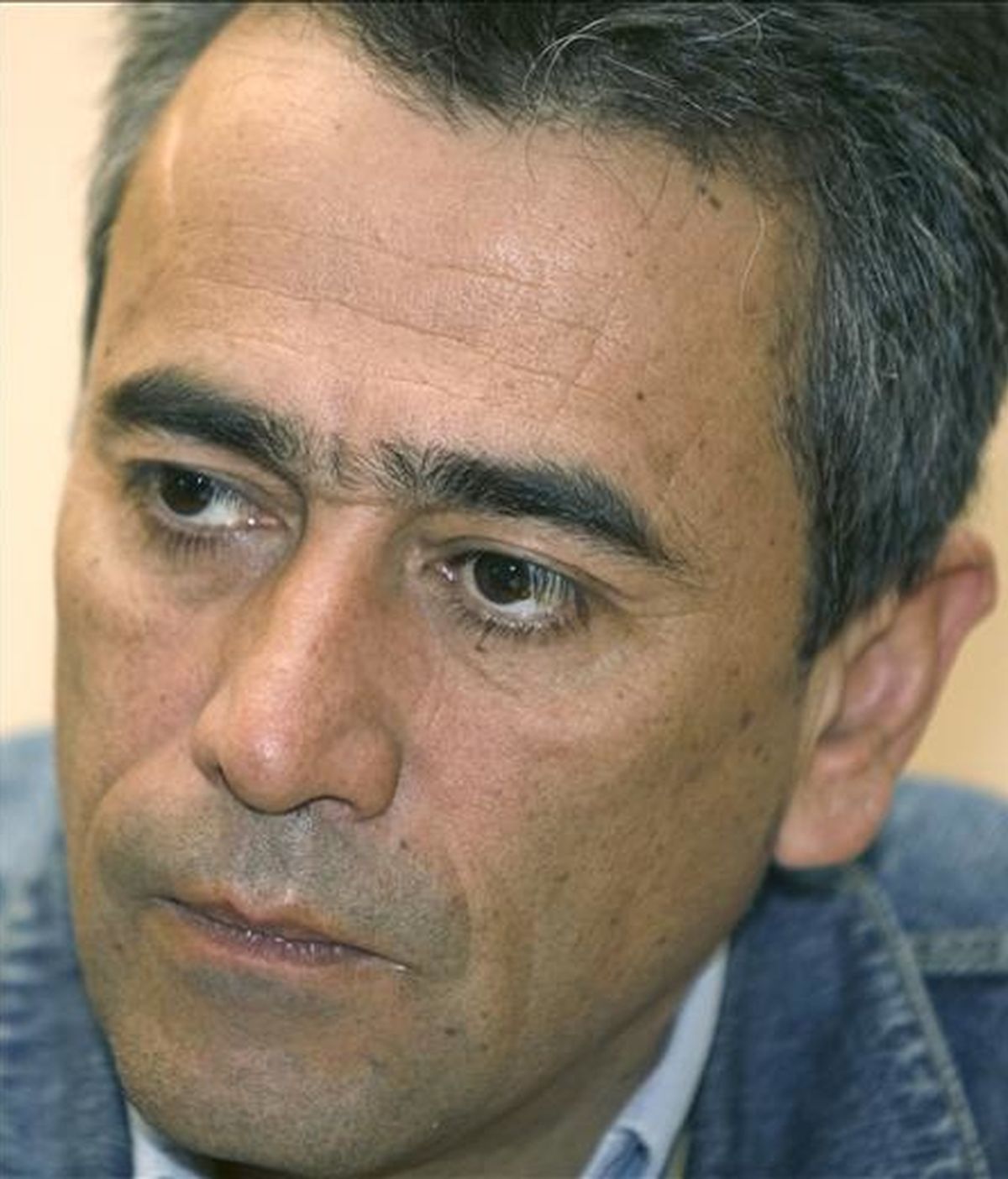 El escritor colombiano Evelio Rosero, galardonado en 2006 con el Premio Nacional de Literatura en su país, durante una entrevista con Efe. EFE/Archivo