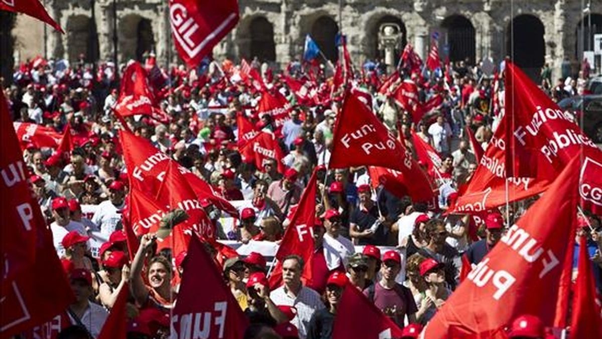 Cientos de personas participan en una concentración durante la jornada de huelga general convocada por el sindicato mayoritario CGIL en el centro de Roma, Italia, el pasado 25 de junio. EFE/Archivo
